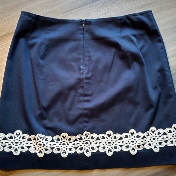 LILLY PULITZER NAVY BLUE/CREAM EMBROIDERED SKIRT - Picture 4 of 6